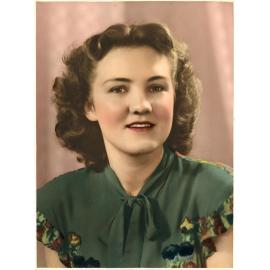Family protrait from the Quelch Forno collection : Beryl Forno studio portrait, circa 1954