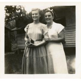 Family photograph from the Quelch Forno collection : Daphne Pendridge and Ruth Ballment