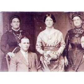 Ruth Urquhart, Naomi Andrews, Jane Stevens, Pacific (Pat) Andrews and Jack Stevens, 1913