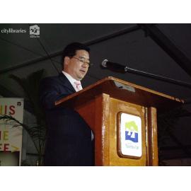 Suwon City Vice Mayor Mr Yeh Chang-Geun speaking at Cultural Fest, Strand Park, Townsville, August 2007