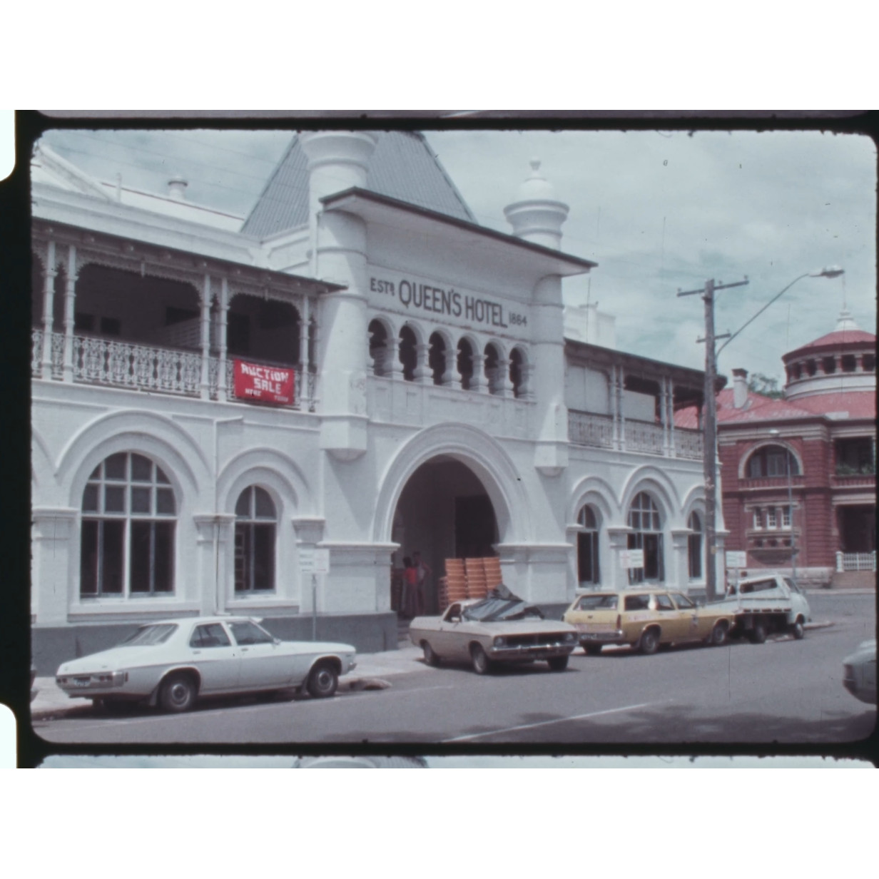 Queen’s Hotel auction day