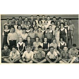 Class photograph, Railway Estate State School, Townsville, ca. 1935