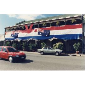 VP50 : Australian Hotel, Palmer Street / Townsville City Council staff