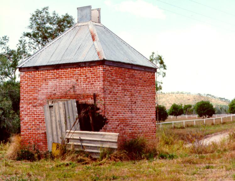 Thuringowa, disused tobacco kiln, Oak Valley, 1990.

Photographer Henry "Mick" Lamont