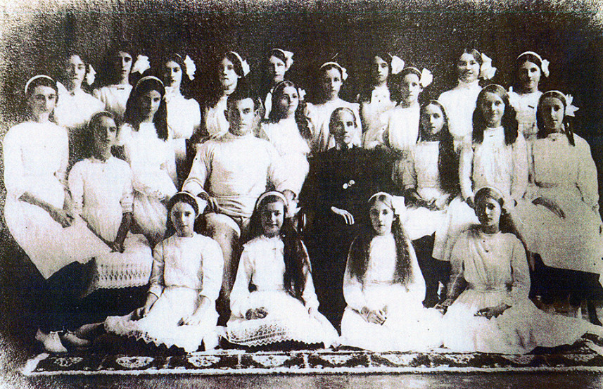 Charlotte Caldersmith with instructor and members of the first Physical Culture class in North Queensland at the Central State School, Townsville.